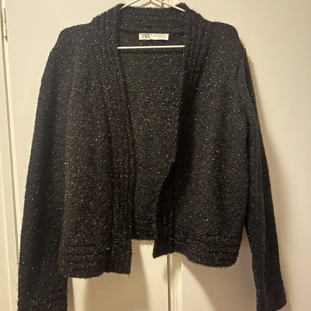 Festive cardigan from Zara.  Cool for upcoming new years parties Size is XL but it is pretty small to the sizes. I wear M usually and it fits me. Tröjor & Koftor.