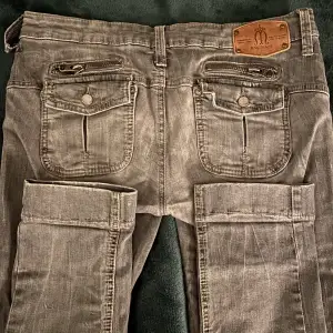 Säljer min mammas gamla vintage jeans. Dom är skinny men går ut lite där nere. Jättefint skick förutom ett hål som syns på sista bilden, men är enkelt att fixa med några stygn. Storlek 38 men passar även en 36. 