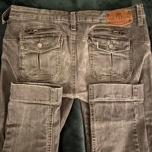 Vintage jeans - Säljer min mammas gamla vintage jeans. Dom är skinny men går ut lite där nere. Jättefint skick förutom ett hål som syns på sista bilden, men är enkelt att fixa med några stygn. Storlek 38 men passar även en 36. 