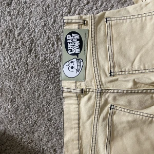 Cheap Monday jeans - Oanvända jeans från cheap monday. Strl 27/32