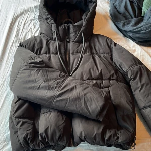 Jacka - Jätte fin jacka från zara, storleka L men ät liten i storlek skulle passa s-m. Använd rn vinter