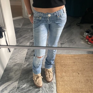 Low Rise jeans  - Säljer dessa ljusblåa jeans från DOLCE&GABBANA, använda typ 5 gånger och inga defekter alls. Super snygga detaljer och as snygg färg/wash på jeansen❤️ använd gärna köp nu!! 