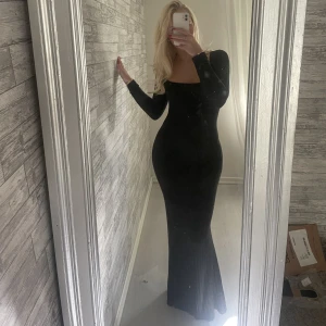 Svart stickad Maxi klänning - Svart Maxi klänning i kabelstickad material. Jag är ca 167 och den går hela vägen ner till golvet för mig. Hör av dig om du har frågor🫶🏻 köpt direkt för 200 eller ge prisförslag från 100kr🫶🏻