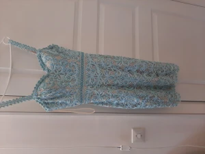 Klänning - En fin klänning använt sparsamt men inga skador. Köpare står för frackten och priset diskuteras. Storlek 6 vet ej vad det menas men det borde passa om du är 150-160 cm.