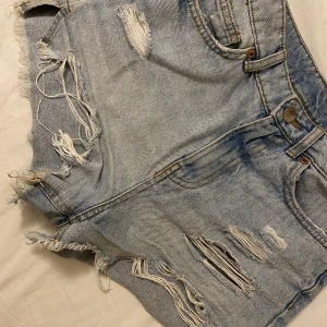 ljusblåa jeansshorts - skitsnyggga ljusblå jeansshorts med hål i 💕