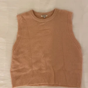Rosa väst - Säljer denna rosa väst från samsa. Använd runt 5 ggr och är i nyskick. Storlek: 170 men skulle säga att den funkar fint för mindre storlekar också💗originalpris: 90 kr