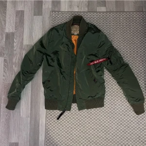 Alpha industries jacka - Jacka från Alpha Industies som endast är använd en säsong, inga skador, bra skick, storlek S