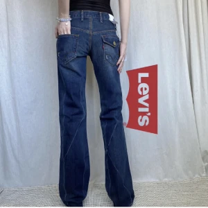 Levi’s jeans - Helt i nyskick! 27/34 Midja 77 cm  Innerbenslängd 87 cm (Lånade bilder där jeansen visas på från där jag köpte)💙