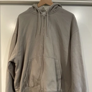 Weekday Oversized Zip-Hoodie - En snygg och skön oversize zip-hoodie från Weekday, som jag ej använder längre. Den är i så gott som nyskick, bortsett från en fläck och ett litet hål på vänsterarmen (bild 3).