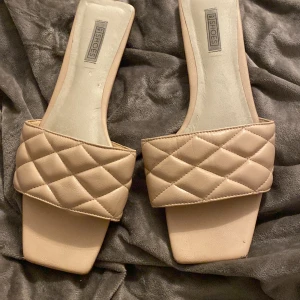 Nelly -  fina sandaler från Nelly. Jag har har använt ett få gånger, därför har den små skador☺️