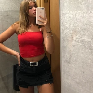 Svart jeanskjol - Svart jeanskjol från hollister, Waist 25. Använd fåtal gånger och i mycket bra skick! 