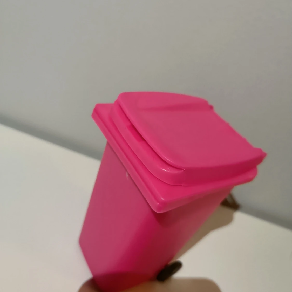 Rosa mini avfalls desktop avfallstunna.  - 90