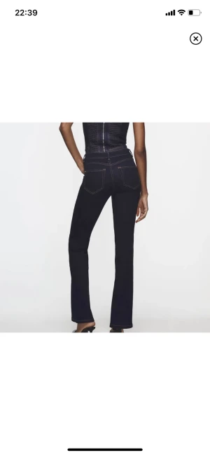Jeans zw bootcut - Skit snygga midrise bootcut jeans från zara, jätte snygg färg och helt utan defekter🩷hör av dig vid funderingar annars går det bra att använda ”köp nu” 
