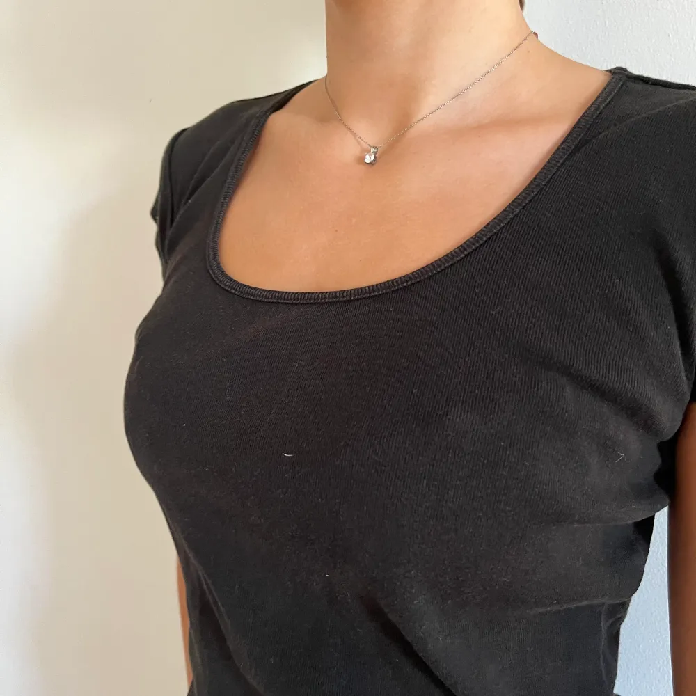 Super fin T-Shirt från GAP.  The model stands at a height of 167cm and maintains a weight of 54kg, typically fitting into clothing sizes XS/S. . T-shirts.