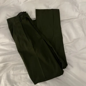 Mörkgröna kostymbyxor - Väldigt fint skick. Passar dig som normalt sett har 30 - 32 midja och 30 - 34 längd på byxor.