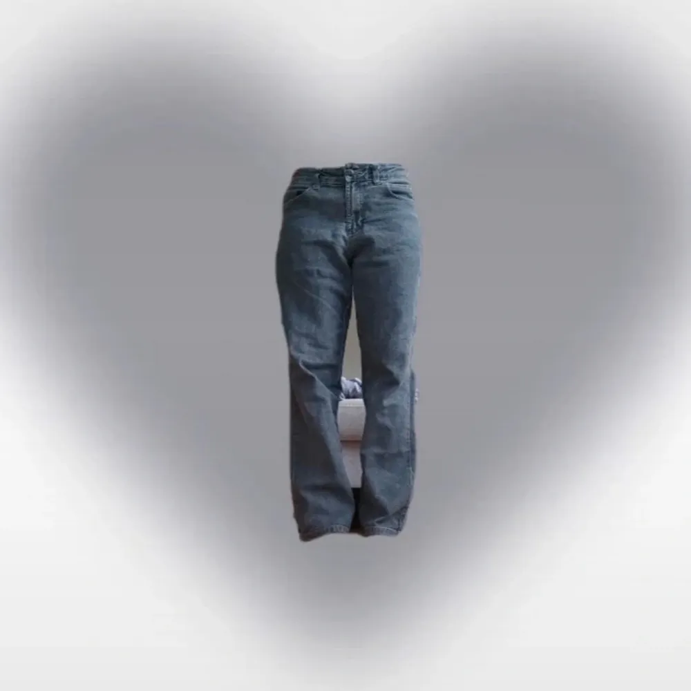 Svarta raka jeans Mid waist. Längd:93cm. Jeans & Byxor.