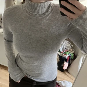 Stickad - Grå stickad