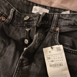 Zara jeans - Köpta för 359kr, säljer för 250 kr. Prislapp kvar och de är i nyskick. Säljer för att tiden för att returnera hade gått ut💓