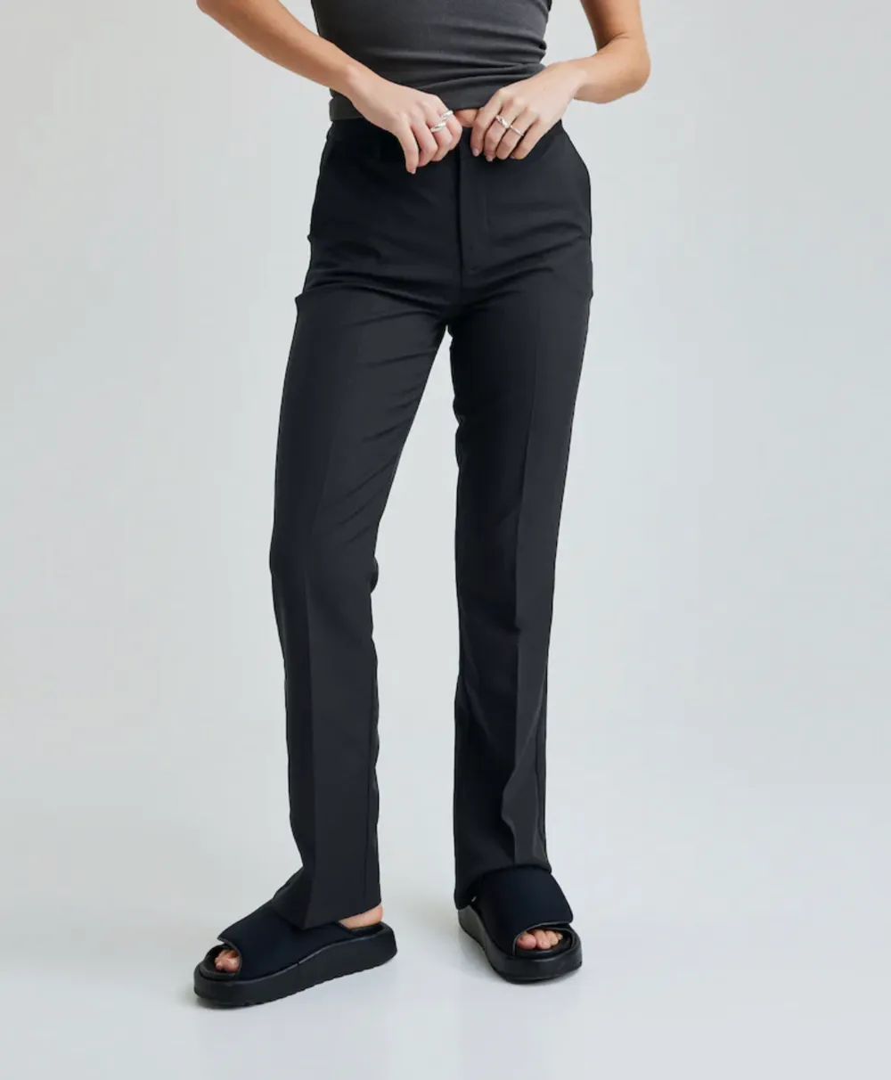 Mid waist kostymbyxor från bik bok i storlek 36. Använda men i väldigt fint skick.💕säljer då den inte kommer till någon användning. skriv för fler bilder💕. Jeans & Byxor.