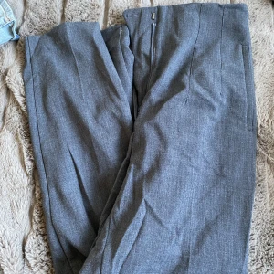 Kostymbyxor  - Kostymbyxor från Zara med fina detaljer vid midjan. använda 1 gång.