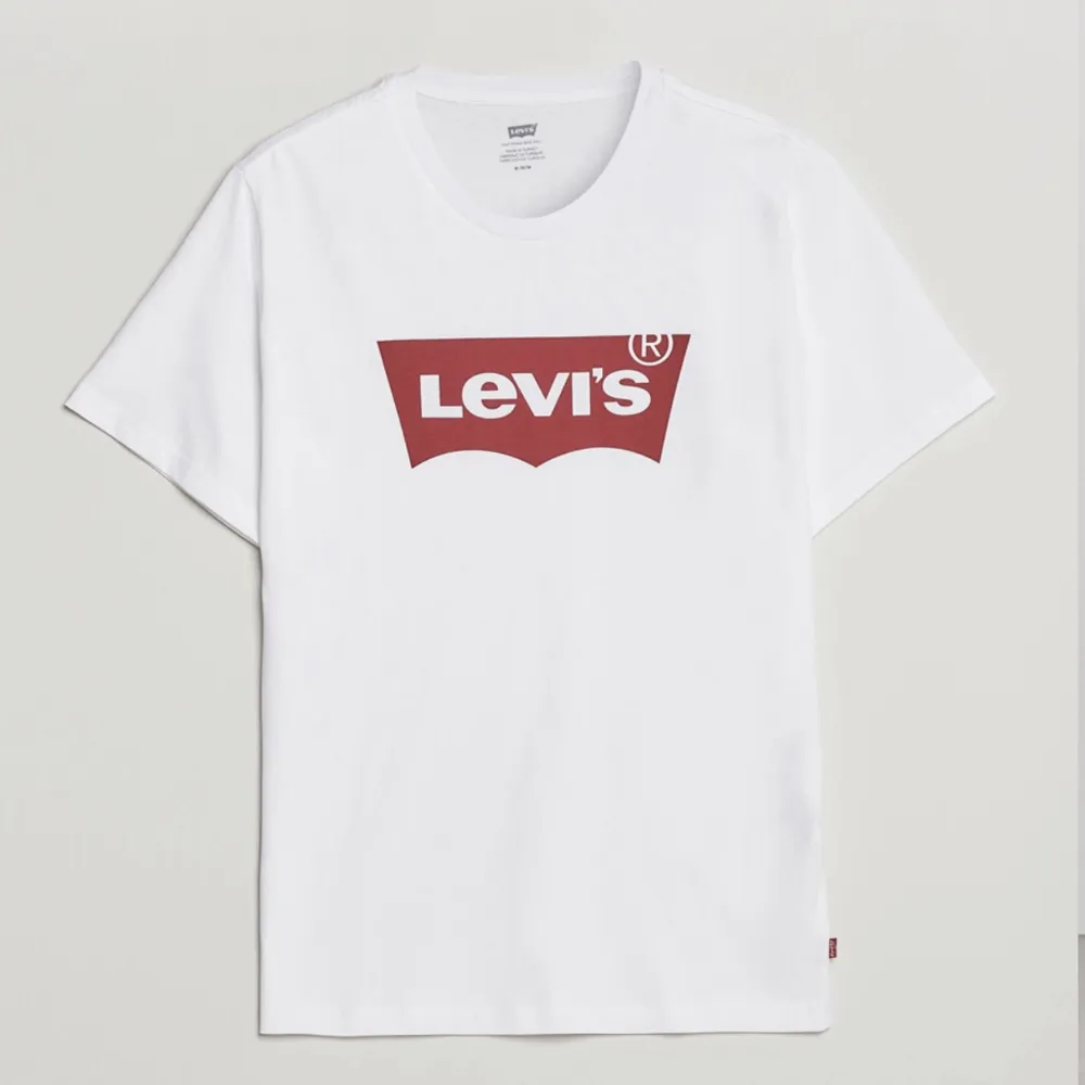 Säljer denna Levi’s tröja då den ej kommer till någon användning, den är i perfekt skick. Den är storlek Xs men passar även S💕. T-shirts.