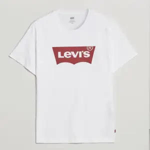 Säljer denna Levi’s tröja då den ej kommer till någon användning, den är i perfekt skick. Den är storlek Xs men passar även S💕