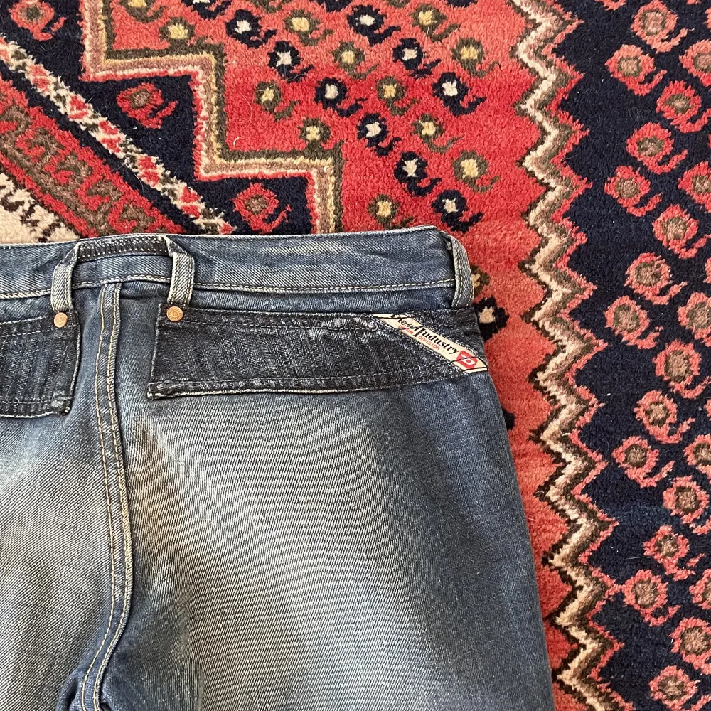 Supersnygga bootcut disel jeans i perfekt skick!🌟Storlek 27. Mått: midja: 39, innerbenslängd: 84💘Skriv om du har frågor, pris kan diskuteras!. Jeans & Byxor.