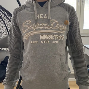 Superdry hoodie S - Använd en kort tid, har legat i garderoben länge  Storlek S