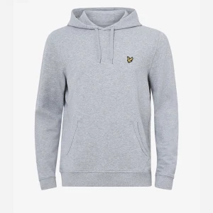 Hoodie - En grå lyle & scott hoodie, säljer pga inte kommer till användning, använt den  Max 2-3 gnr. herr storlek men passar lika bra på tjejer☺️ S - M Nypris 650kr säljs för 500kr då den inte är använd,