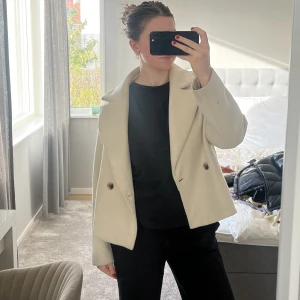 Slutsåld kappa   - Super fin beige kappa från vila som inte säljs längre. Använd relativt mycket och finns defekter då den lite nopprig. Nypris 499. Skriv för fler bilder 