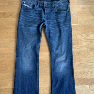 Diesel flared jeans - Vintage diesel jeans! Strl 33. Passar mig som är strl M med skärp. 