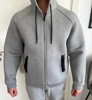 Alexander Wang luvtröja  - Storlek L Passar Xl med då den e större i storlek. Oversized  Nyskick utan prislapp  Alexander want x HM samarbete 