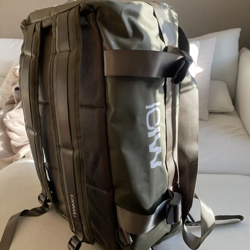 En stor och fin träningsväska som går att använda både som ryggsäck och duffelbag. Väskan är i nyskick.. Väskor.