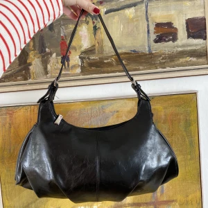 Svart klassisk väska🙌 - Jättefin svart glansig väska från Mick Gwend Paris💕 Små spår av användning!