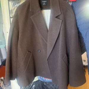 Brun kort kappa - Brun kort kappa från Lindex i storlek small som inköptes i januari  för 999kr. Ser likadan ut som jackan på sista bilden förutom att den jag säljer är brun.   Väldigt få gånger använd och därmed som nyskick!   