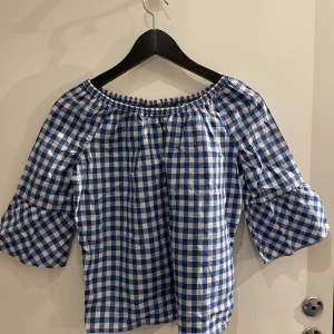 Blus Tommy Hilfiger  - Säljer denna rutiga blus frpn tommy Hilfiger . Super fina Skick!