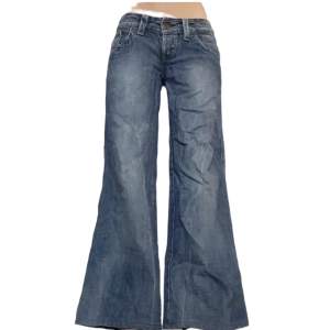 Supersnygga lågmidjade jeans. Passar någon som är mellan 158-165 cm! 