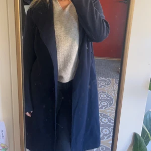 Kappa - Snygg marinblå kappa i storlek S. Skriv för fler frågor eller bilder🥰