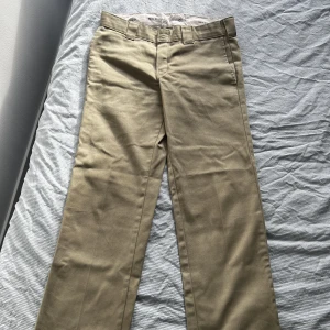Beiga Dickies. - Beiga Dickies i storlek 31/32. Byxorna har lite färgförändringarna på båda byxbenen lite här och var. Går bra att buda.