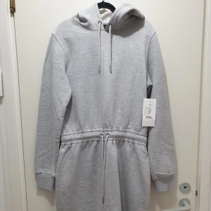 Vinter klänning  - En varm vinter klänning som är oanvänd, med prislappen på. Orginal prisen är 799kr.