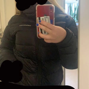 Peak Performance Jacka - svart peak performance jacka, använd 1 vinter, bra skick inga synliga märken eller nåt trasigt, säljer då ja köpt ny