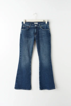 GinaTricot bootcutjeans - Jag säljer nu mina fina mörkblå lowwaist bootcutjeans från GinaTricot! De är i fint skick, storlek 36😍
