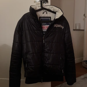 Dunjacka  - Jädra fet vintage superdryjacka. Farsans gammla i nyskick. Tänker mig 600kr. Riktigt varm, funkar som vinterjacka! Marinblå färg.
