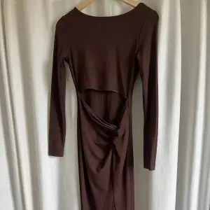 Superfin brun lång klänning med knyte där framme. Aldrig använd