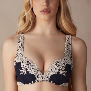 Intimissimi BH blå - Har denna i storlek 75 B som inte kommer till användning sen den köptes. 