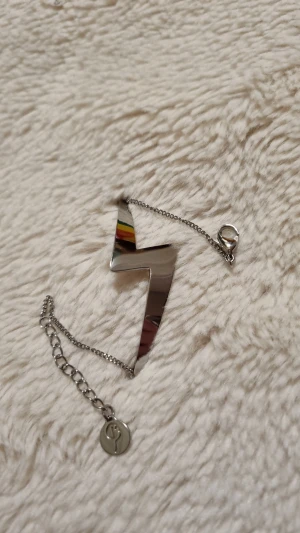 Armband Edblad - Armband från Edblad som föreställer en blixt i silver.