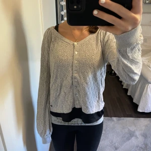 Kofta - Jätte söt kofta från odd molly som går att ha både långärmad och trekvartärmad!