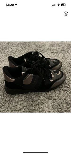Valentino rockrunner  - Tja säljer nu mina valentino rockrunners då jag behöver pengar till moppe delar, dom är i Storlek 40 men passar 41 skulle jag säga, box  finns och skicket är 8,5/10 skriv för mer info!