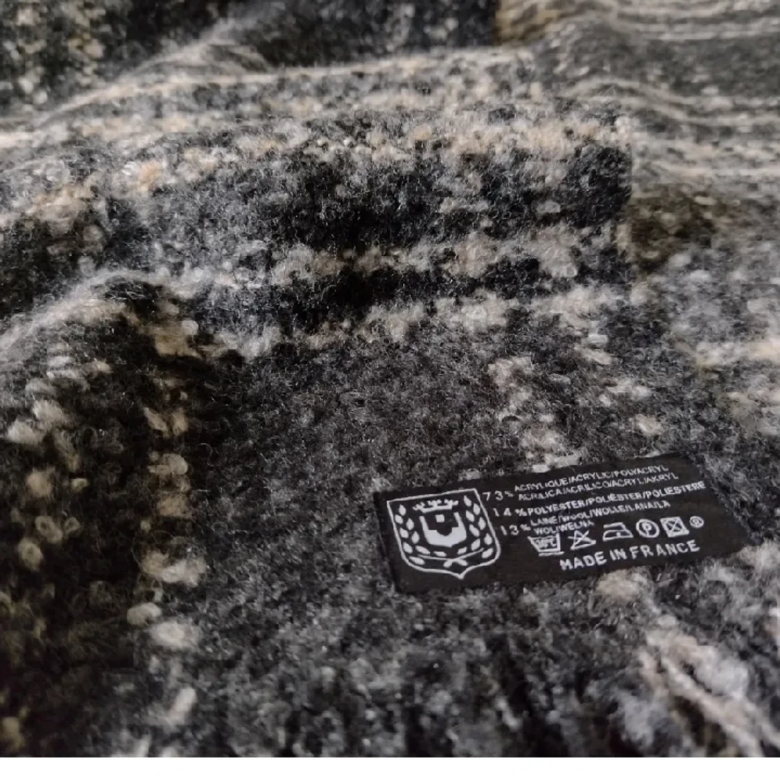 Svart/grå/beige/vit rutig halsduk med fransar, Made inFrance - 2