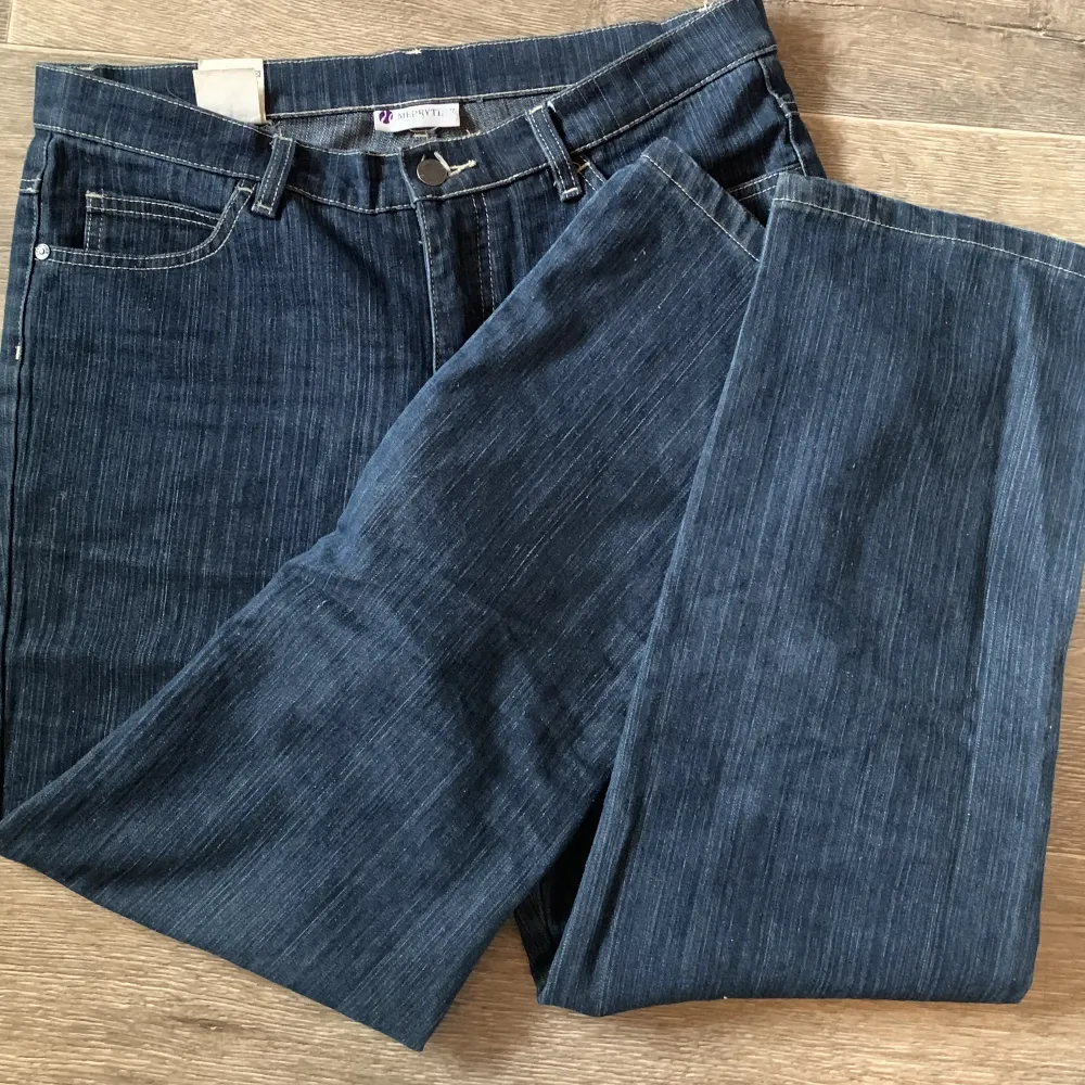 superfina blå jeans, straight passform! sitter nog fint baggy och lågmidjat på mindre storlekar :) säljer då de är för små. Jeans & Byxor.